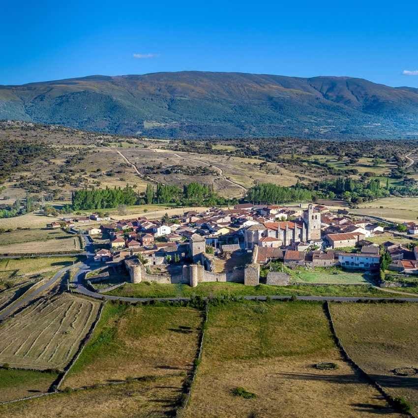vista aerea de bonilla de la sierra que forma parte de los pueblos mas bonitos de espana desde 2019