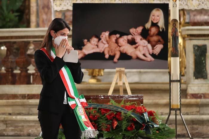 Raffaella Carrà: un funeral lleno de homenajes con sus familiares y amigos presentes