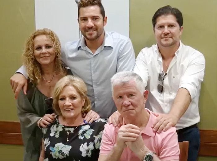 David Bisbal con sus padres y sus dos hermanos