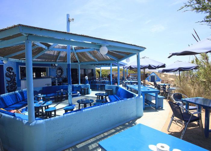 El mítico 'Blue Bar' fue el primer chiringuito de la isla de Formentera. Hoy en día aún se puede sentir ese ambiente hippy que le otorgó la fama de la que goza.
