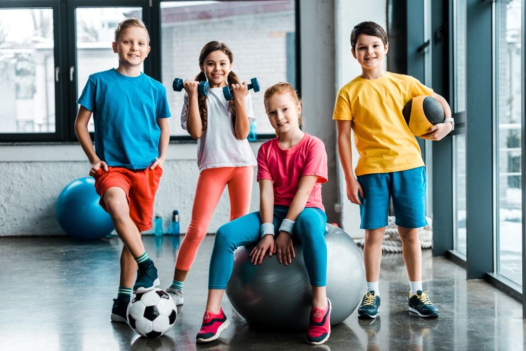 Grupo de niños que hacen deporte