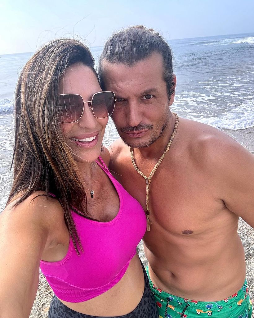 Verónica Hidalgo con su marido en la playa