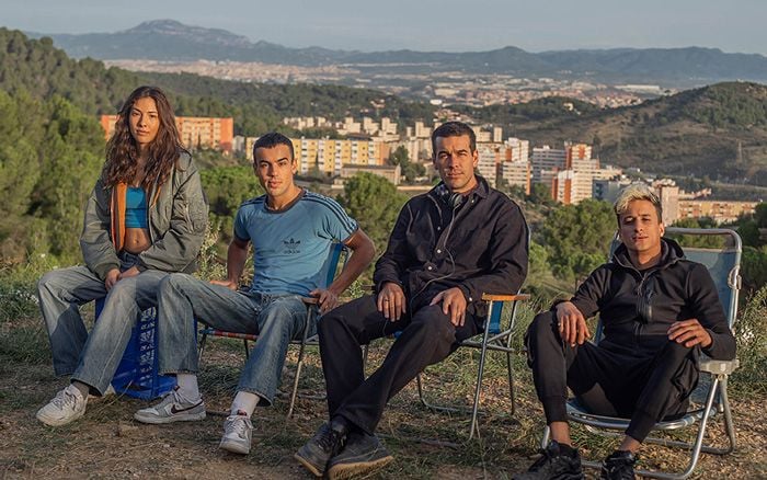 Mario Casas con los protagonistas de 'Mi Soledad tiene Alas'