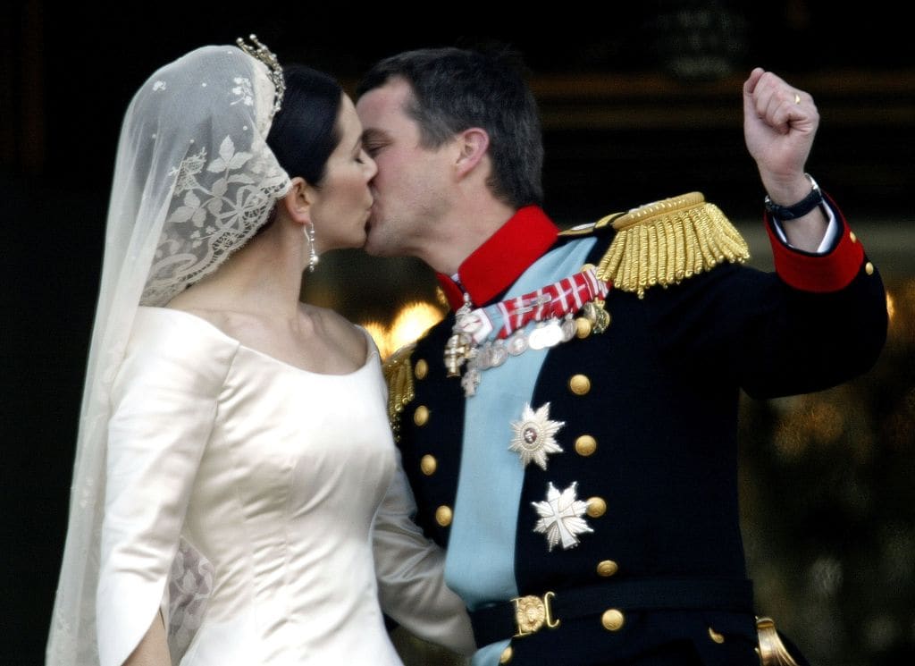 Beso de Mary y Federico de Dinamarca