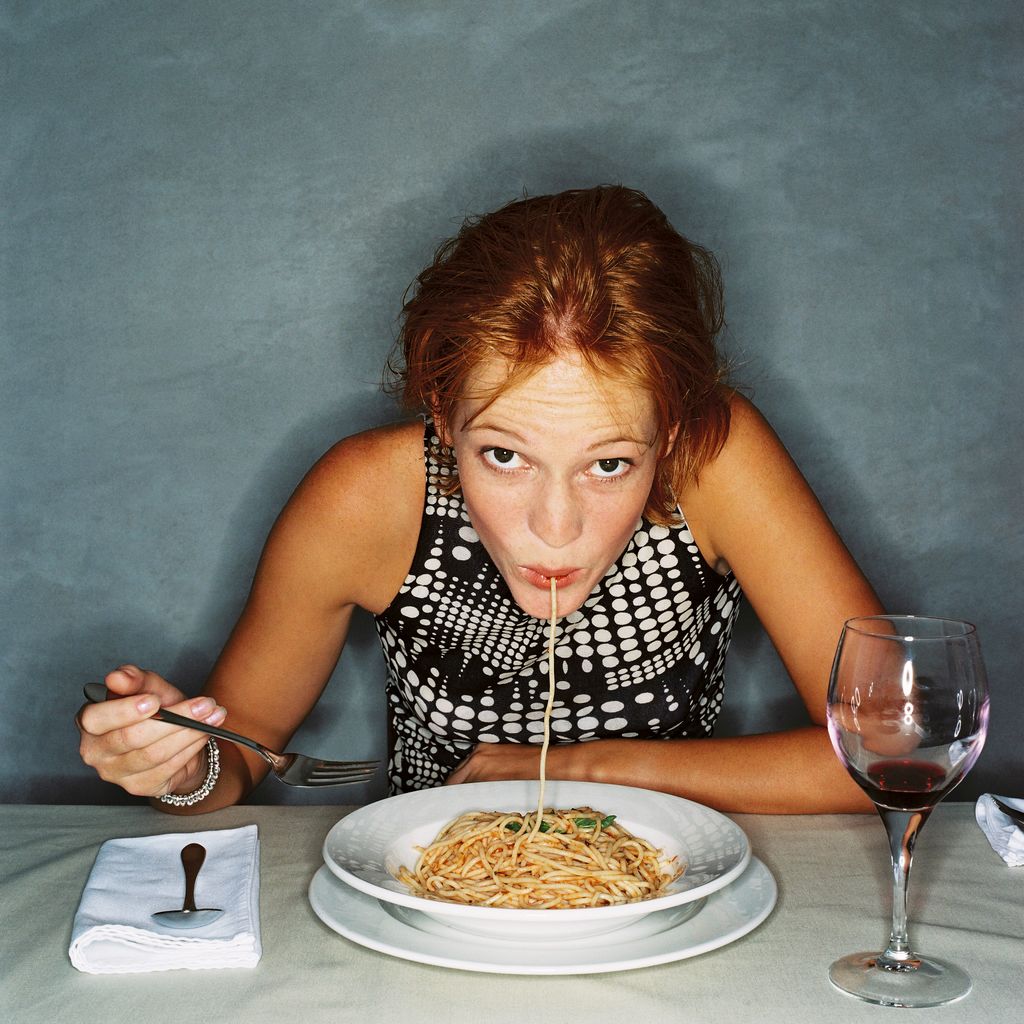 Mujer cenando espagueti