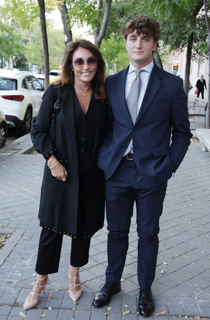 Marian Camino con su sobrino Rafi en el funeral de su padre, Paco Camino, el 1 de octubre de 2024 en Madrid  