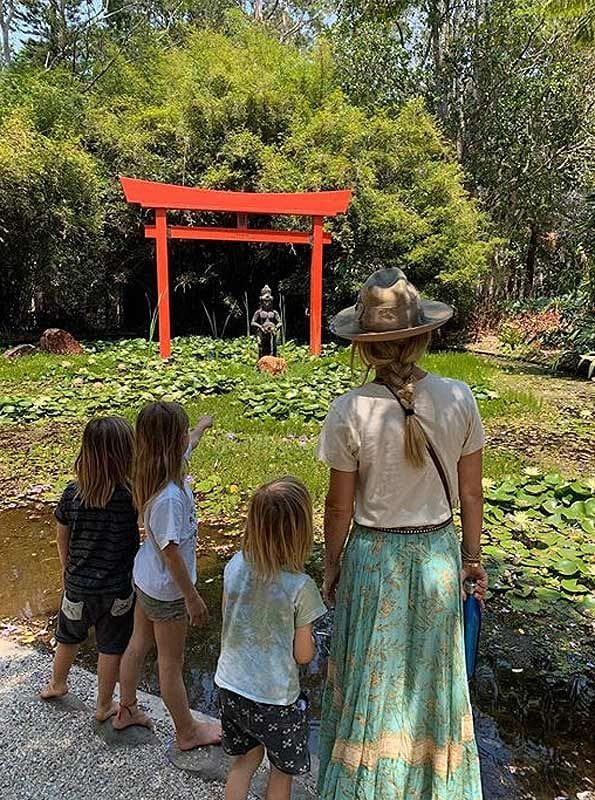 Bosques encantados, castillos de cristal... ¿Están Elsa Pataky y sus hijos dentro de un cuento de hadas?