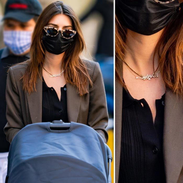 Emily Ratajkowski con un collar con el nombre de su hijo