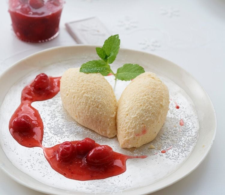 'Mousse' de chocolate blanco con 'coulís' de frutos rojos