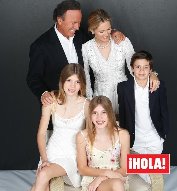 Julio habla con orgullo de sus hijas Cristina y Victoria que se han convertido en dos bellas adolescentes y quieren dedicarse a la moda
