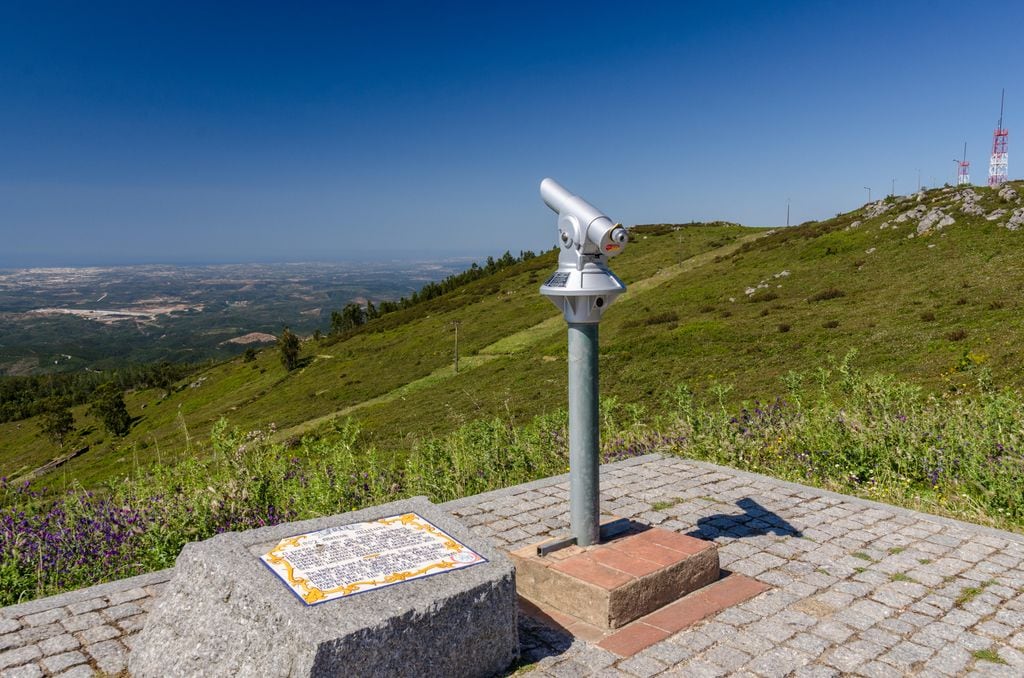 Plataforma de observación y telescopio en Foia, el punto más alto del Algarve