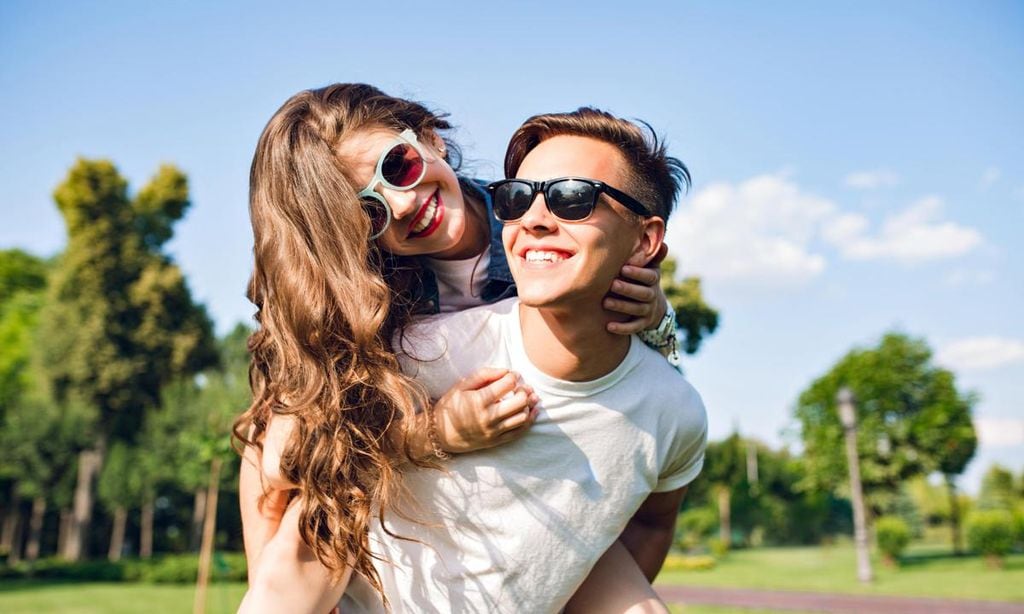 pareja de adolescentes felices