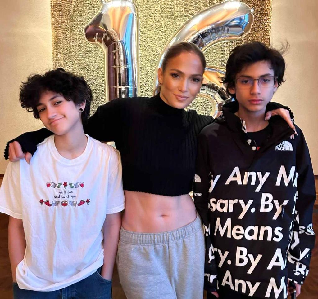 Jennifer Lopez y sus hijos Emme y Max.