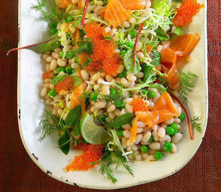 ensalada-de-alubias-con-salmon-ahumado-y-huevas-de-salmon