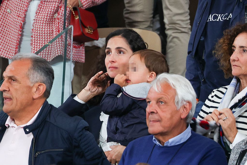 La familia de Rafa Nadal, animándole desde las gradas en el último Roland Garros (27 de mayo de 2024)
