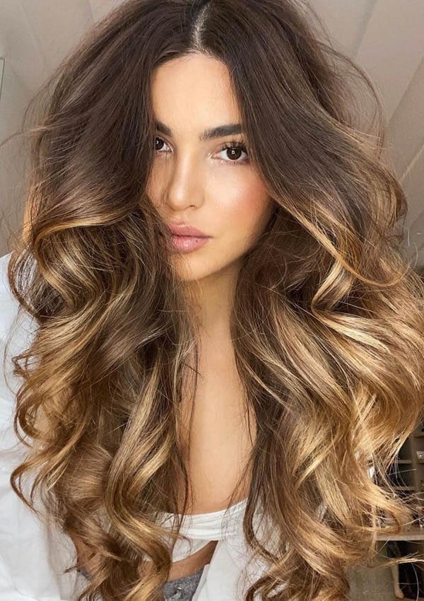 Negin Mirsalehi con pelo rizado con mucho volumen