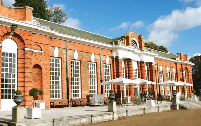  The Orangery fue construido como invernadero para naranjas y era uno de los lugares favoritos de recreo de la reina Ana de Inglaterra, hoy en día está abierto al público para comidas, cenas y el clásico té de las cinco, además de alquilarse para bodas o otro tipo de eventos © Orangerykensingtonpalace.co.uk
