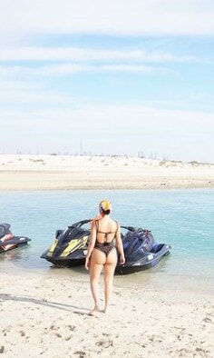 Georgina luce curvas en las playas de Dubái