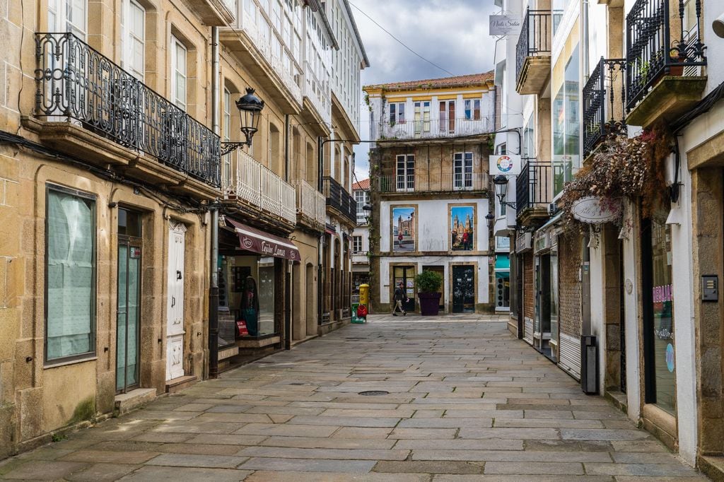 Una de las calles del centro de Noia