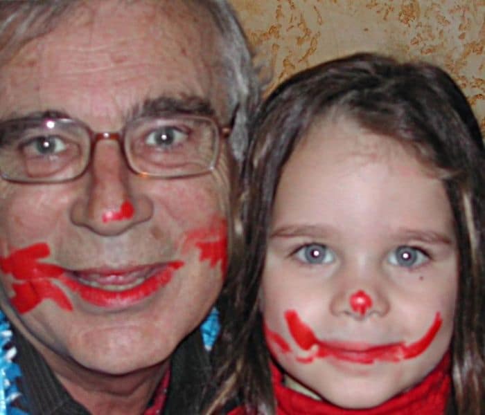 Candela junto a su abuelo, cuando era muy pequeña