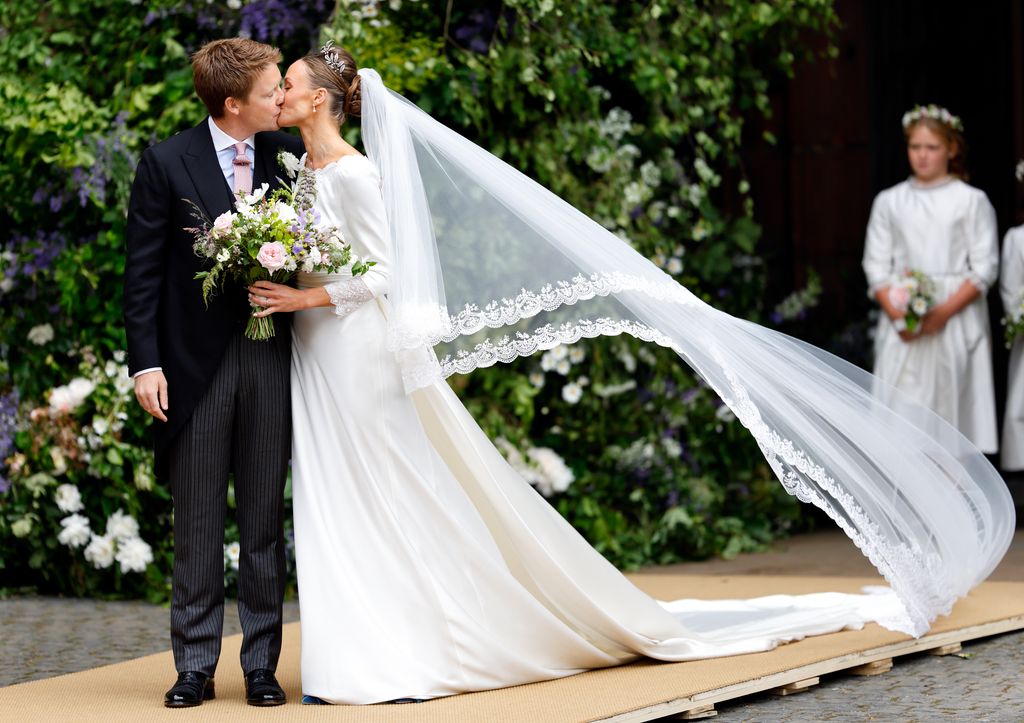 Beso del duque de Westminster y Miss Olivia Henson