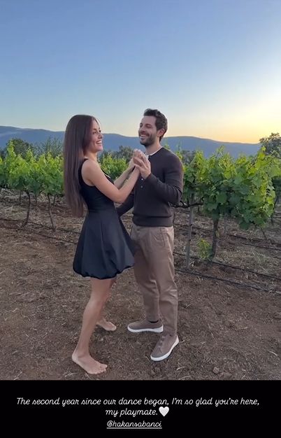 Hande Erçel y Hakan Sabanci han celebrado dos años de amor 