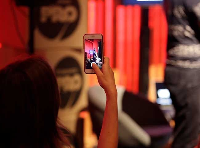 Joven haciendo fotografías en el Festival Primavera Sound