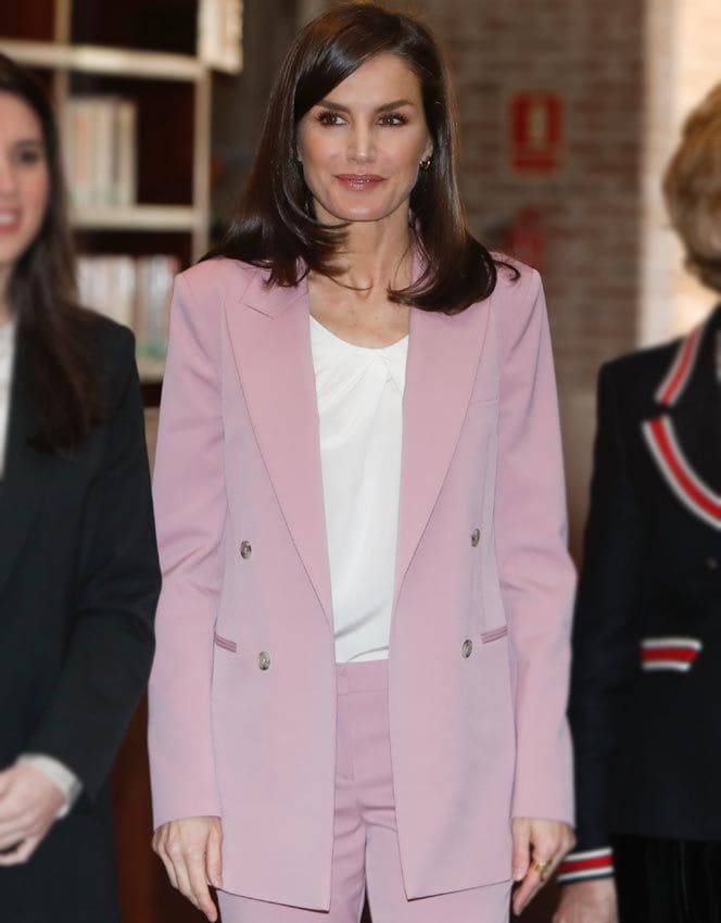 Reina Letizia traje rosa