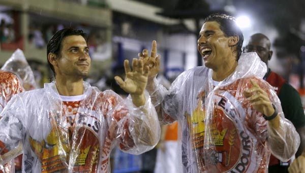 Ni la lluvia pudo deslucir el paseo de las escuelas de samba ni las ganas de Ferrer y Nadal por formar parte de él 