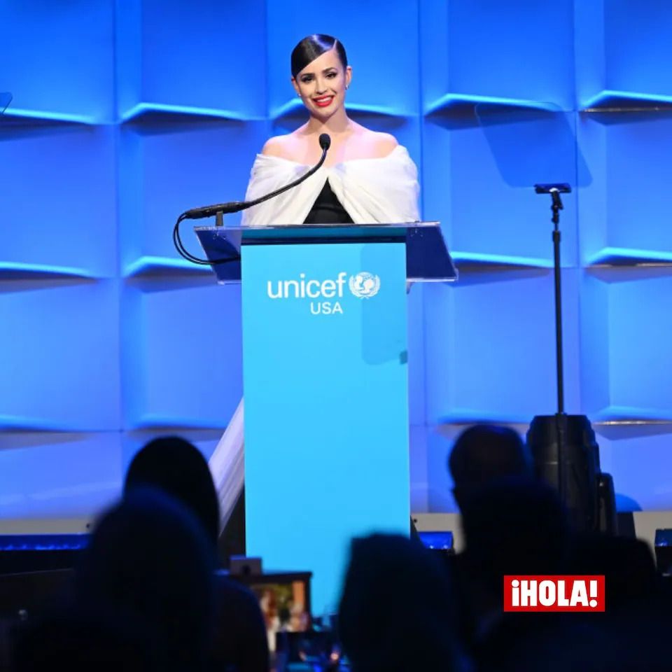 Sofia Carson habla en el escenario durante la Gala de UNICEF en Cipriani Wall St. el 28 de noviembre de 2023 en la ciudad de Nueva York.