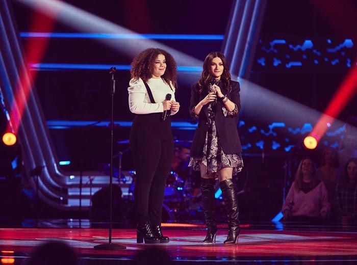 Laura Pausini, en el plató de 'La Voz', con una de las concursantes