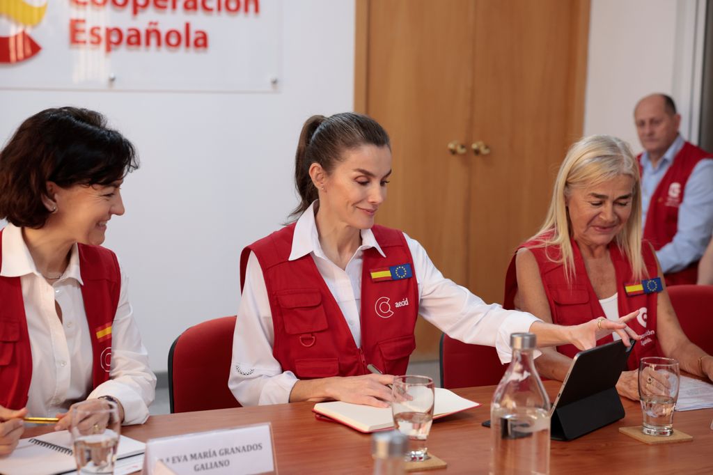 LA REINA LETIZIA VISITA LA EMBAJADA DE ESPAÑA DURANTE SU VIAJE DE COOPERACIÓN A CABO VERDE