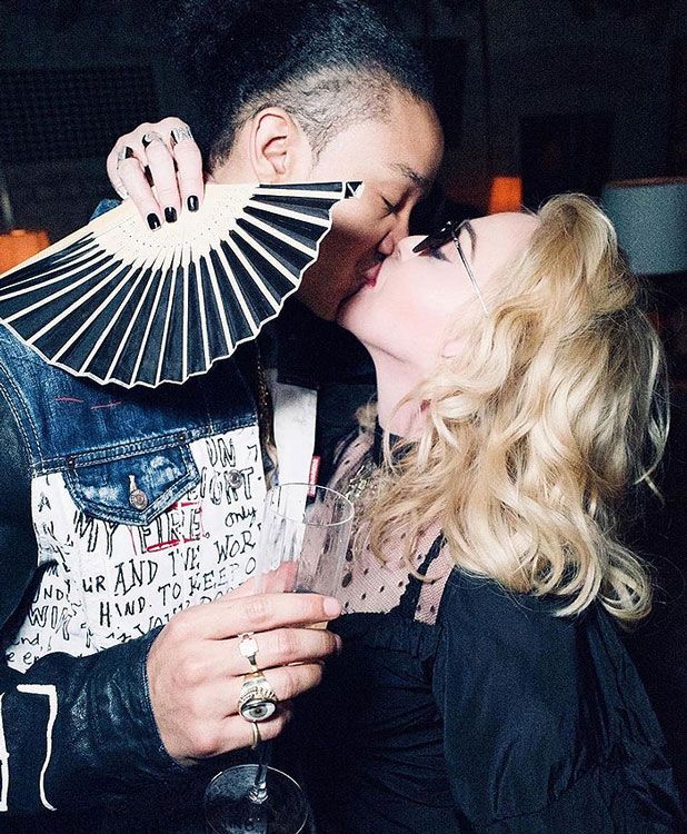 Imagen de Madonna dando un beso a Ahlamalik Williams