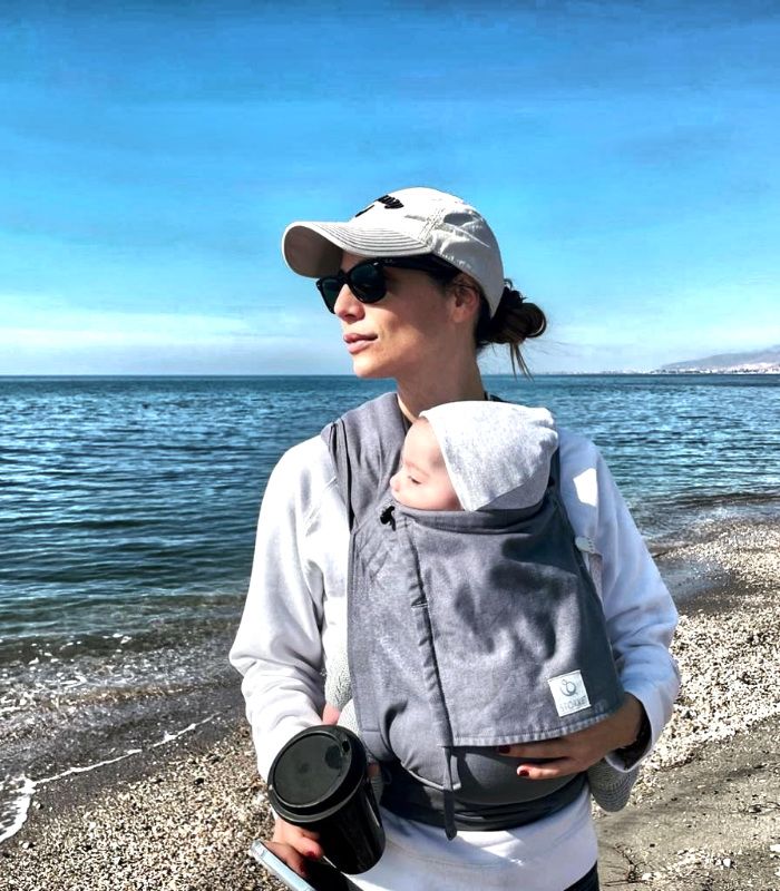 Lucía Villalón junto a su hijo Diego en la playa