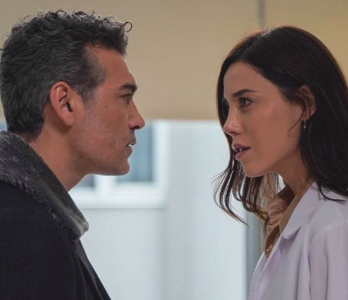 Cansu Dere y Caner Cindoruk de 'Infiel', unidos en la ficción y... ¿pareja en la vida real?