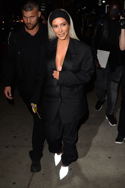 kim kardashian traje negro