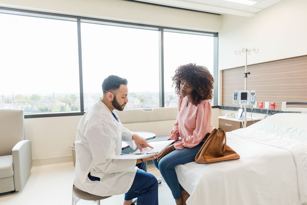 mujer en la consulta del médico