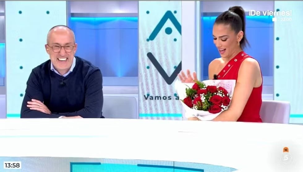 Patricia Pardo recibe un ramo de flores por San Valentín