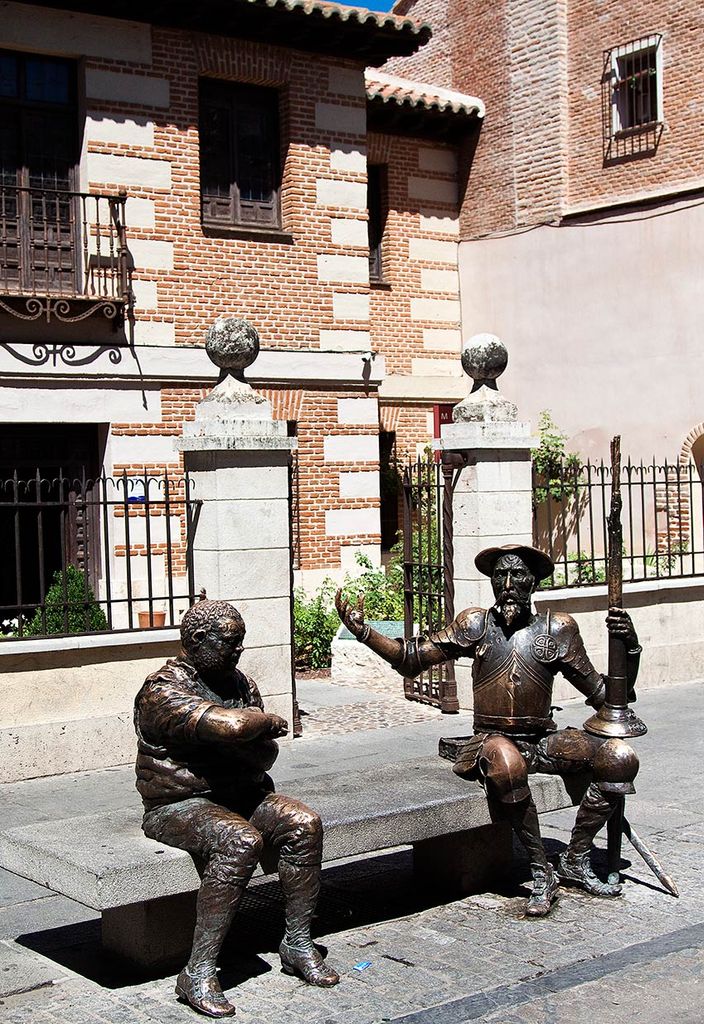 Estatuas de Don Quijote y Sancho Panza en la casa Cervantes