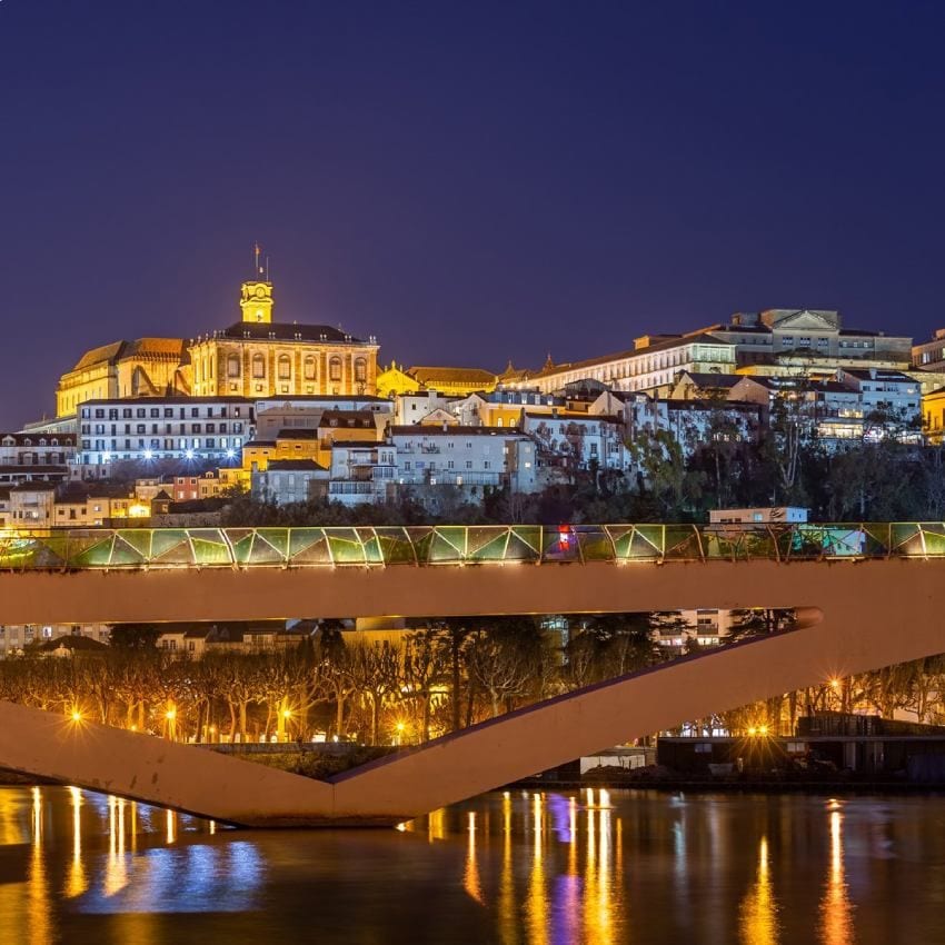 noche en la ciudad universitaria de coimbra portugal