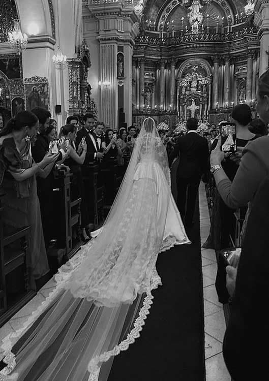 Josefina entra a la Iglesia del brazo de su padre Gonzalo 