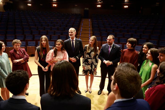 La princesa Leonor hablando con estudiantes tras el concierto Premios Princesa de Asturias 2023