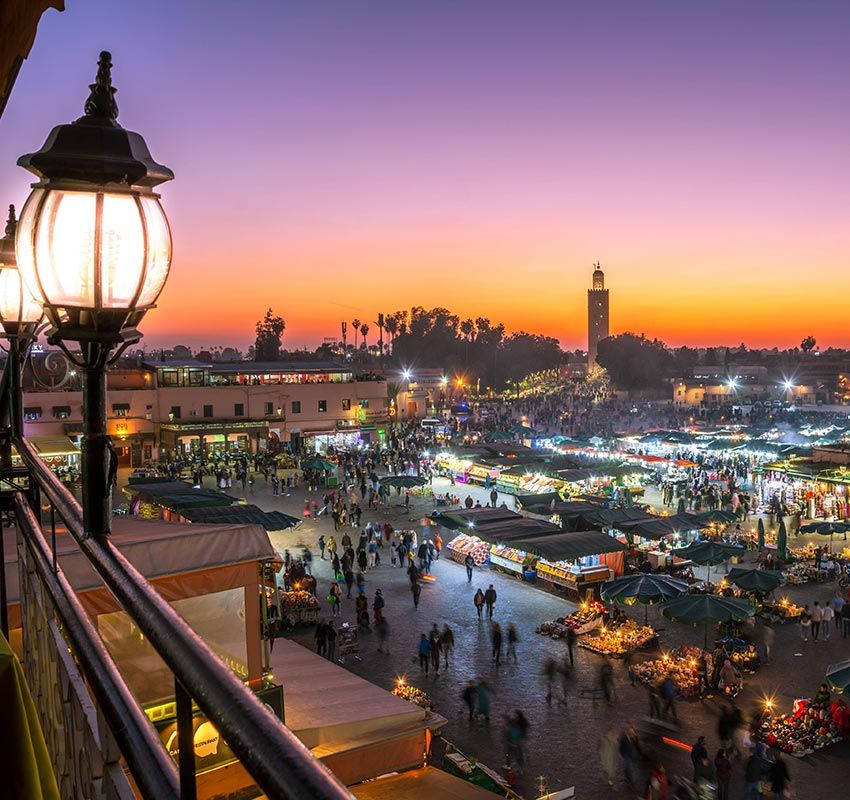 Vista al anochecer de la famosa plaza Jama El Fna en Marrakech