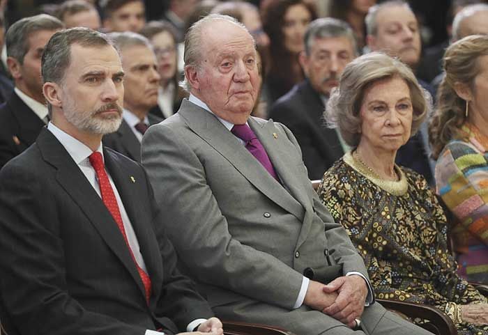 El rey Felipe VI junto a sus padres, el rey Juan Carlos y la reina Sofía