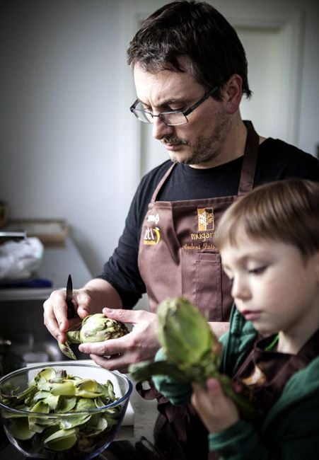 Cada día a las cinco de la tarde Andoni deja el restaurante y va a casa para cocinar para su familia. 'Es algo sagrado', asegura el chef, a quien vemos en la imagen con su hijo Haritz.
