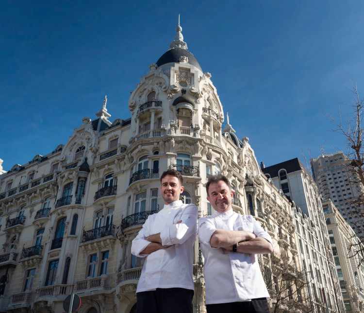 Los dos cocineros ante la fachada del Club Allard