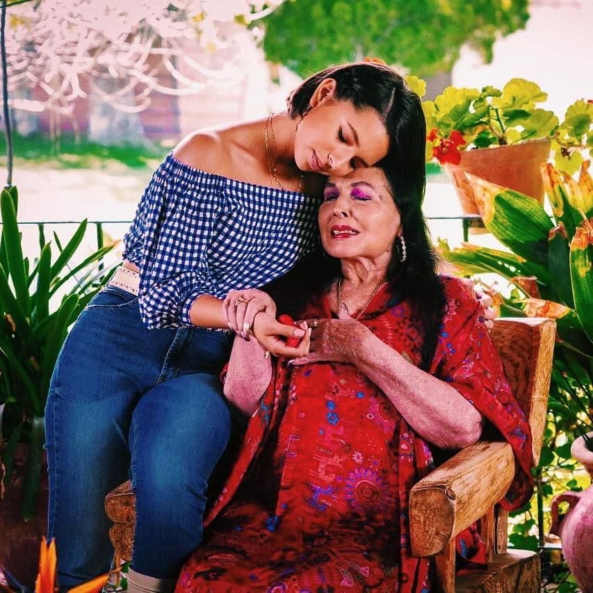 Ángela Aguilar y su abuela, Flor Silvestre