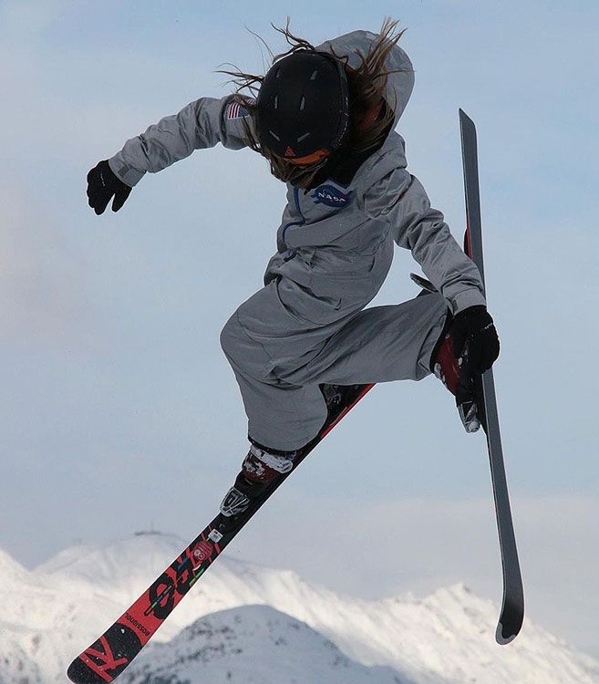 Hijo de Elsa Pataky saltando en la nieve 