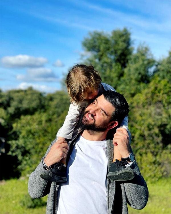Manu Sánchez con su hijo