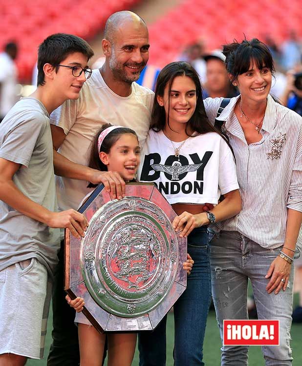 Pep Guardiola con su mujer e hijos